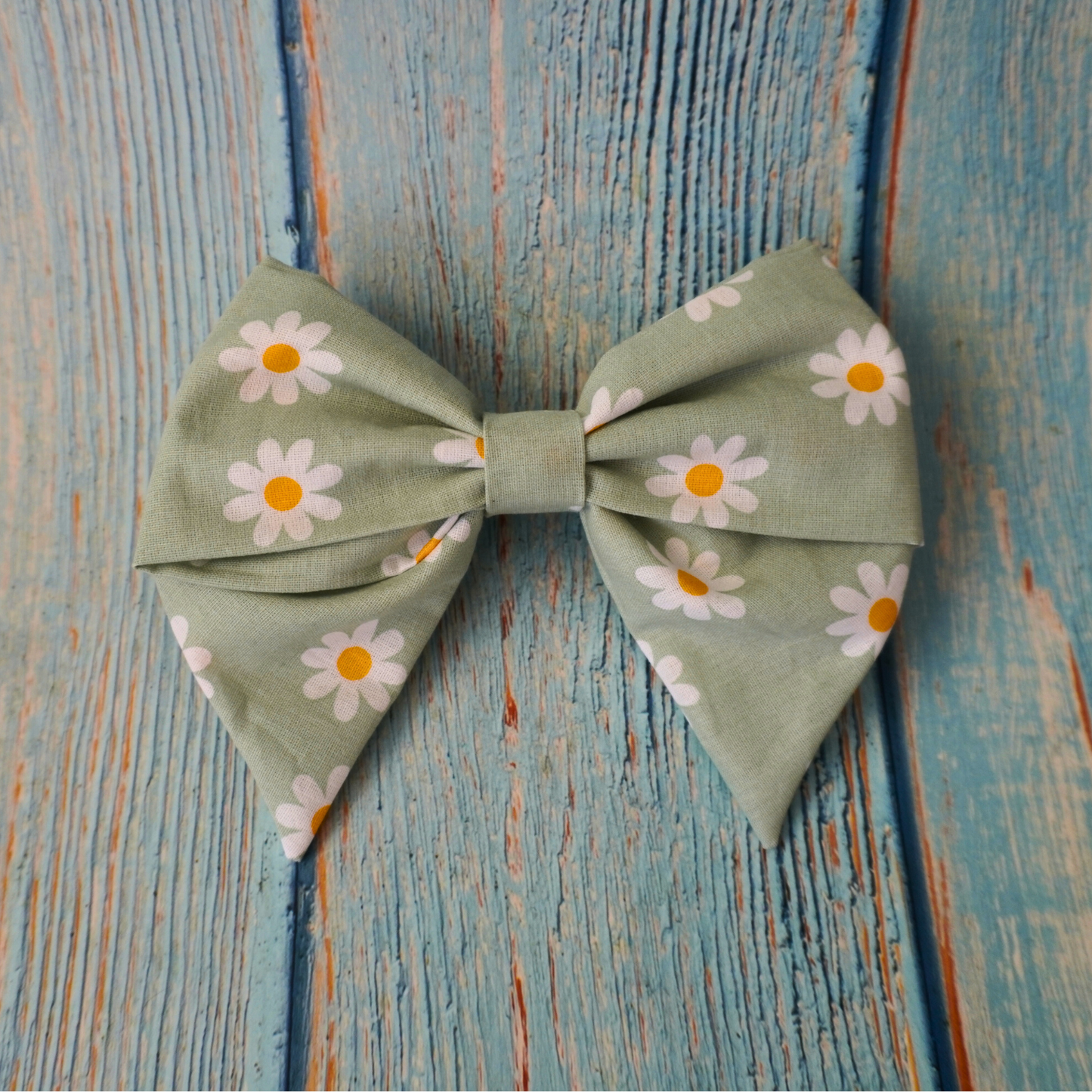 Green daisy bow