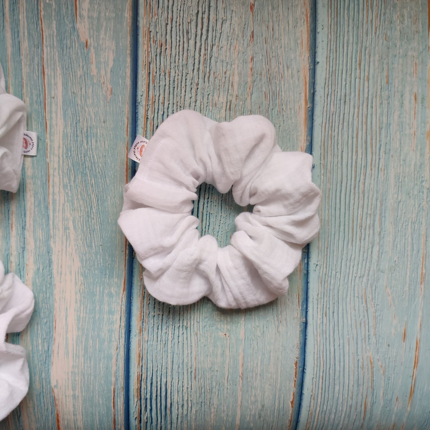 Witte stijlvolle katoenen scrunchie