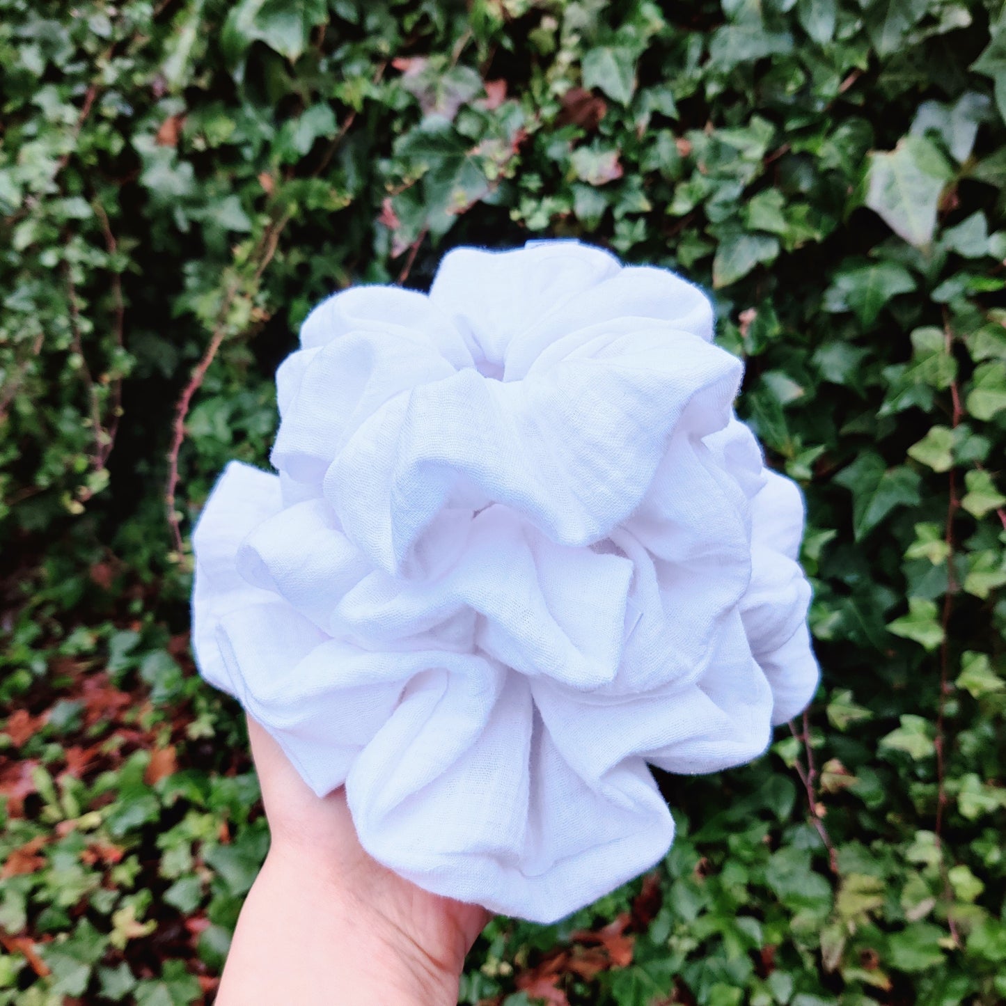 Witte stijlvolle katoenen scrunchie