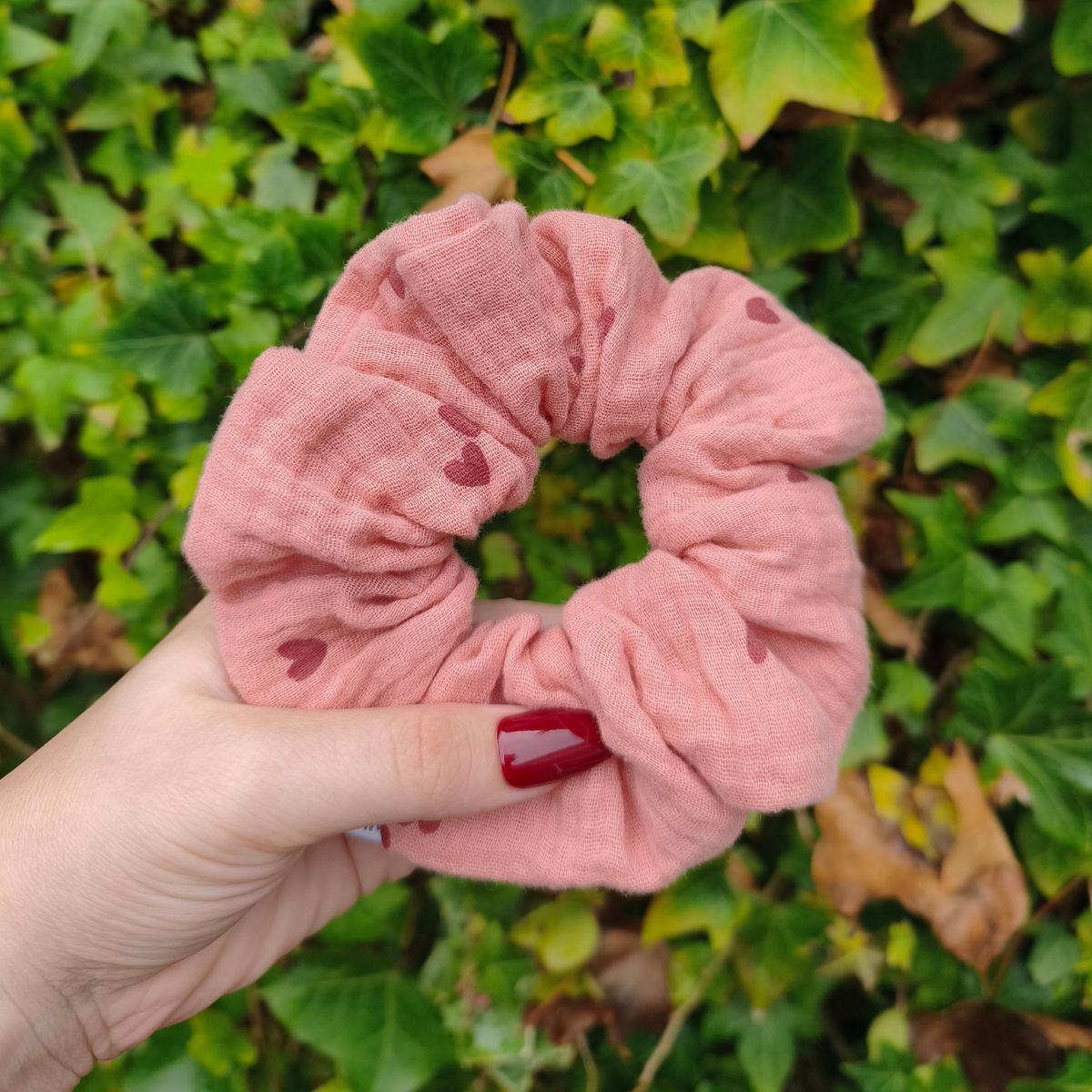 Stoffige roze scrunchie met roze hartjes