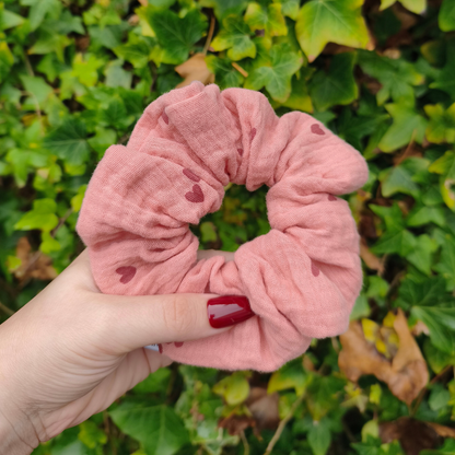 Stoffige roze scrunchie met roze hartjes