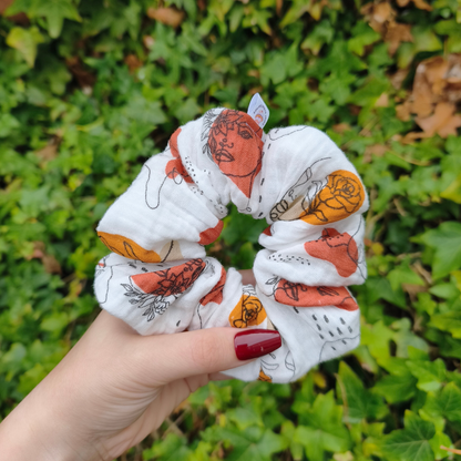 Vrouwelijke, bloemige scrunchie in koper