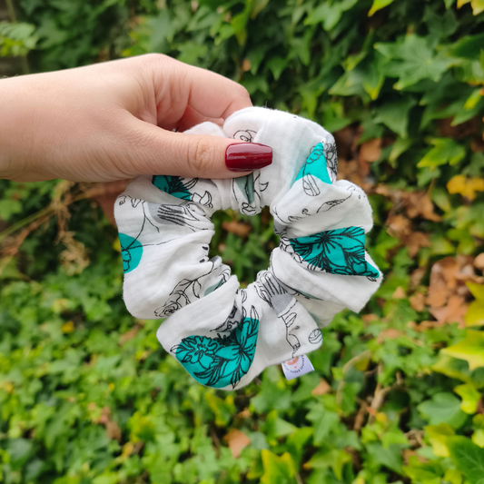Vrouwelijke, bloemige scrunchie in het groen