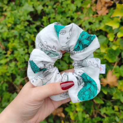 Vrouwelijke, bloemige scrunchie in het groen