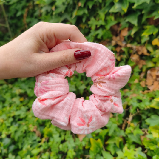 Pastelroze bloemen scrunchie
