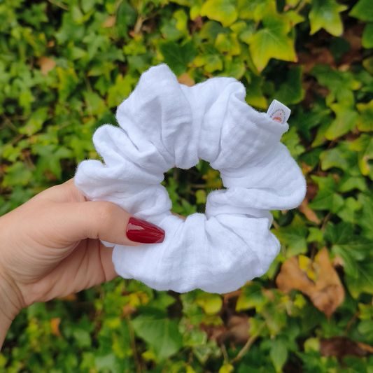 Witte stijlvolle katoenen scrunchie