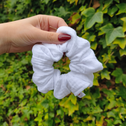 Witte stijlvolle katoenen scrunchie