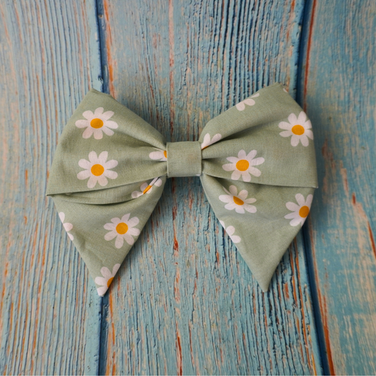 Green daisy bow