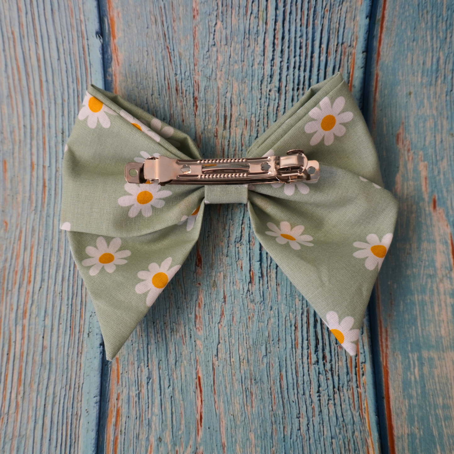 Green daisy bow