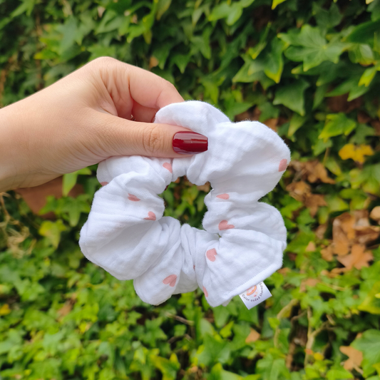 Witte scrunchie met roze hartjes