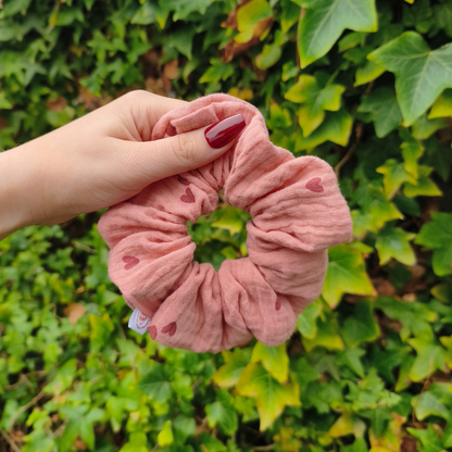 Stoffige roze scrunchie met roze hartjes
