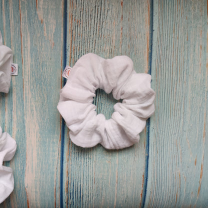 Witte stijlvolle katoenen scrunchie
