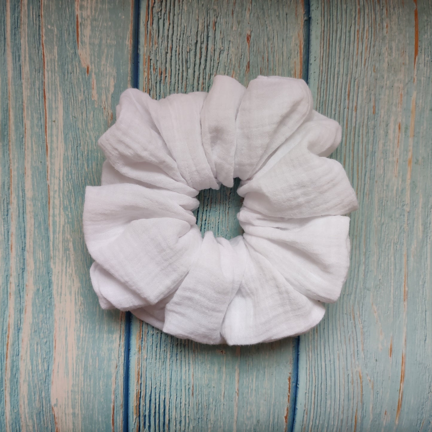 Witte stijlvolle katoenen scrunchie