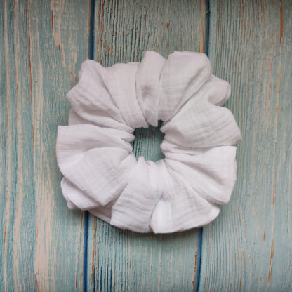 Witte stijlvolle katoenen scrunchie