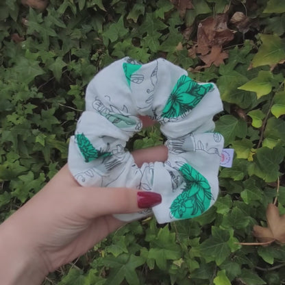 Vrouwelijke, bloemige scrunchie in het groen