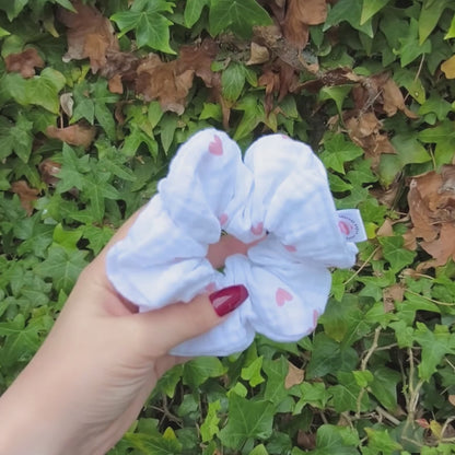 Witte scrunchie met roze hartjes