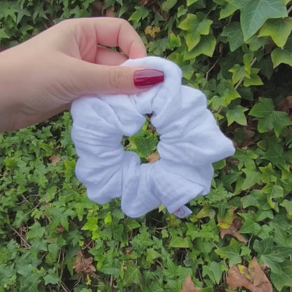 Witte stijlvolle katoenen scrunchie