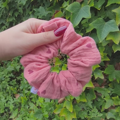 Stoffige roze scrunchie met roze hartjes