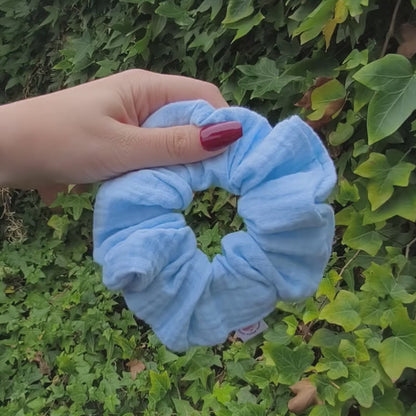 Pastelblauwe scrunchie