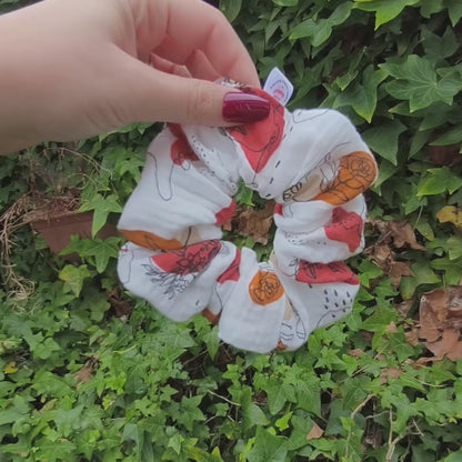 Vrouwelijke, bloemige scrunchie in koper